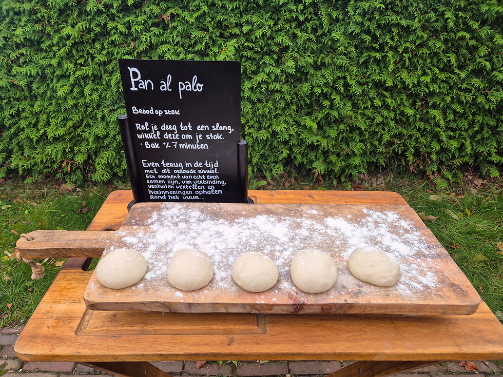 Brood deeg om op stok boven het vuur te bakken