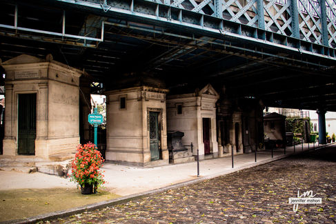 Cimetière de Montmartre under the bridge