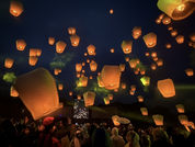新北市で平渓天燈節が開催、無数のランタンが夜空へ