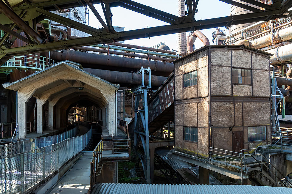 Detailaufnahme auf dem Gelände der Völklinger Hütte. Zu sehen sind viele Rohrleitungen, kleine Gebäude, Wege.