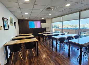 Sla de capacitacion para 18 personas (1).webp