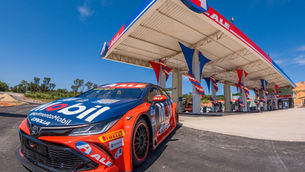 Carro de Barrichello exposto em postos da ALE de BH