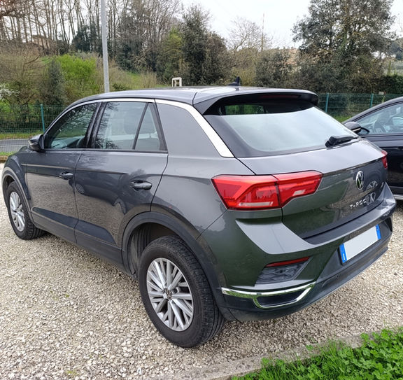 Volkswagen T-Roc grigio metallizzato usata in ottime condizioni, in esposizione all'esterno in concessionaria, vista posteriore sinistra