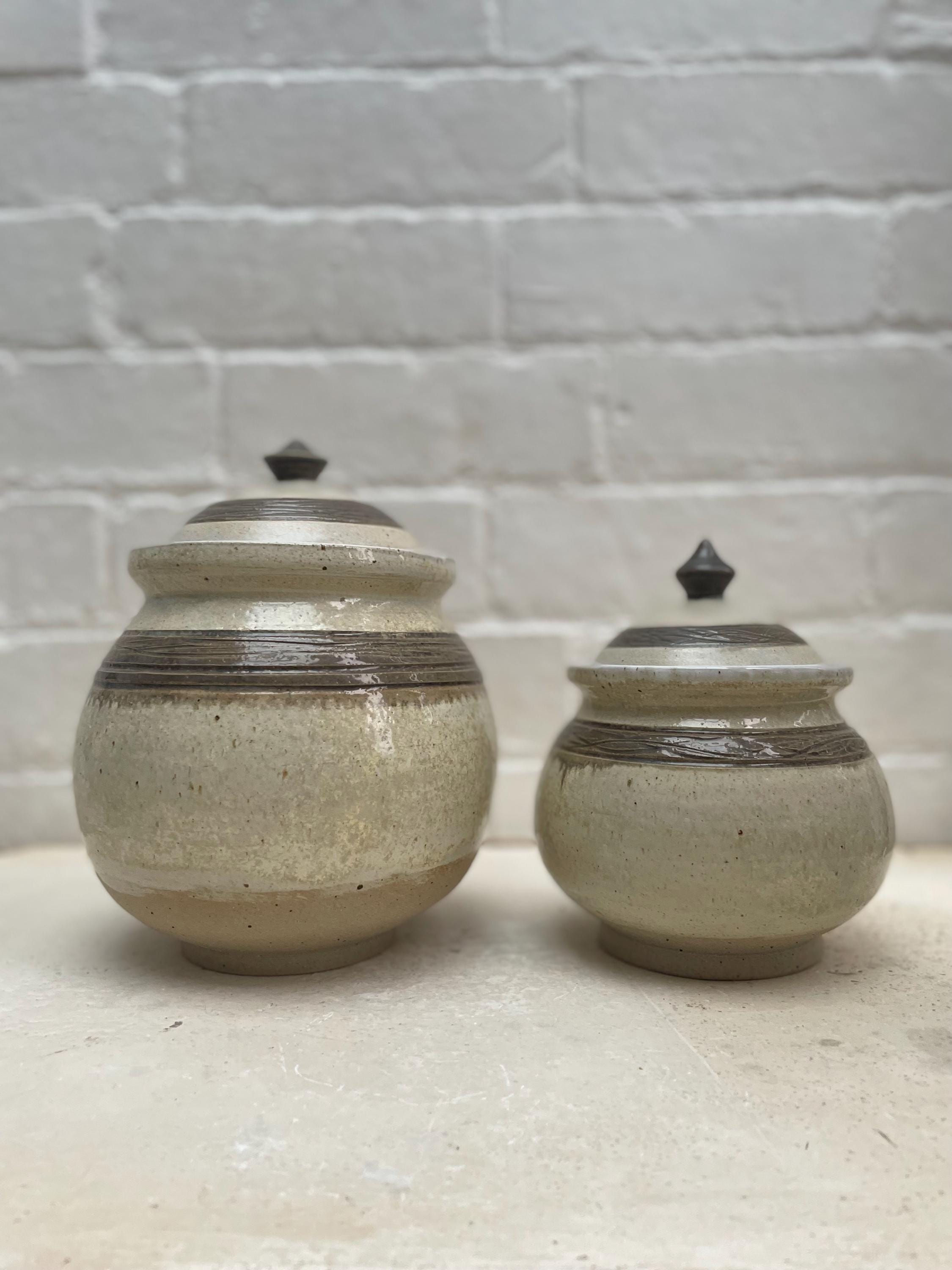 Round jars with lid - cream and taupe