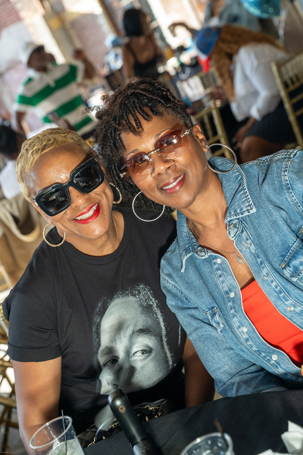 2 FRIENDS SMILING AT I LOVE MUSIC