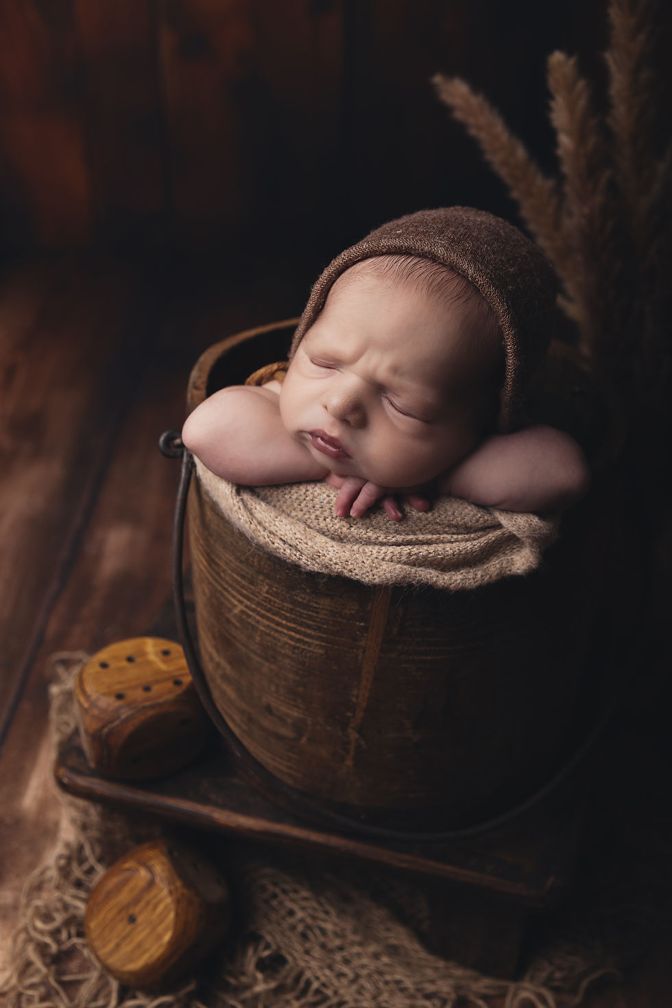 jolie photo de bébé dans seau bois en studio près de charleville ardennes