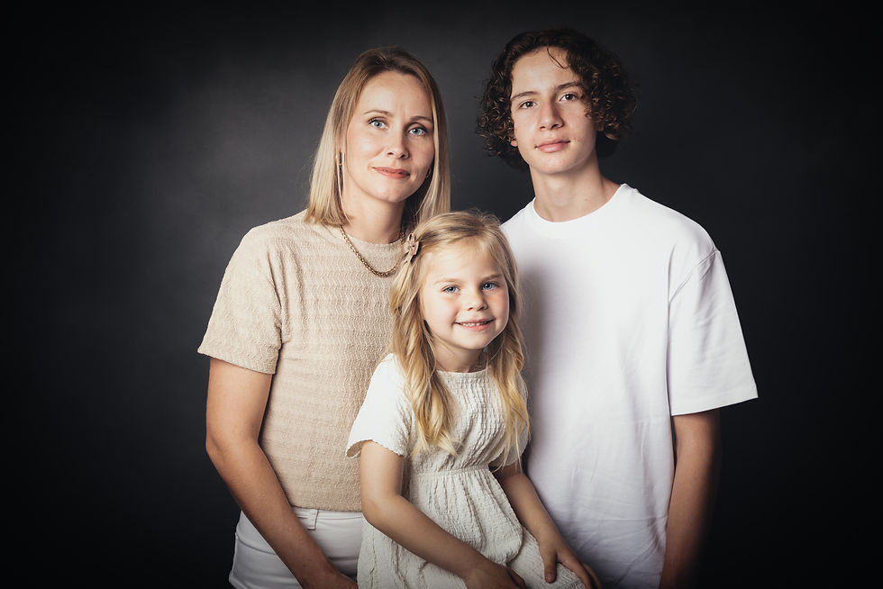 Moment de complicité familiale capturé en photo – studio Ardennes