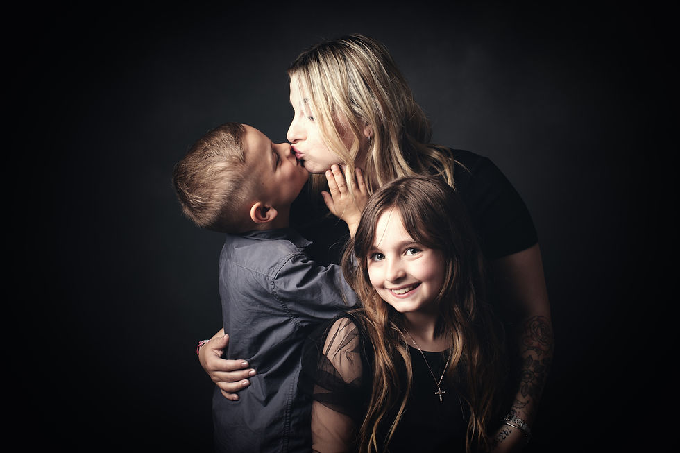 Famille souriante en séance photo studio – souvenirs précieux Ardennes
