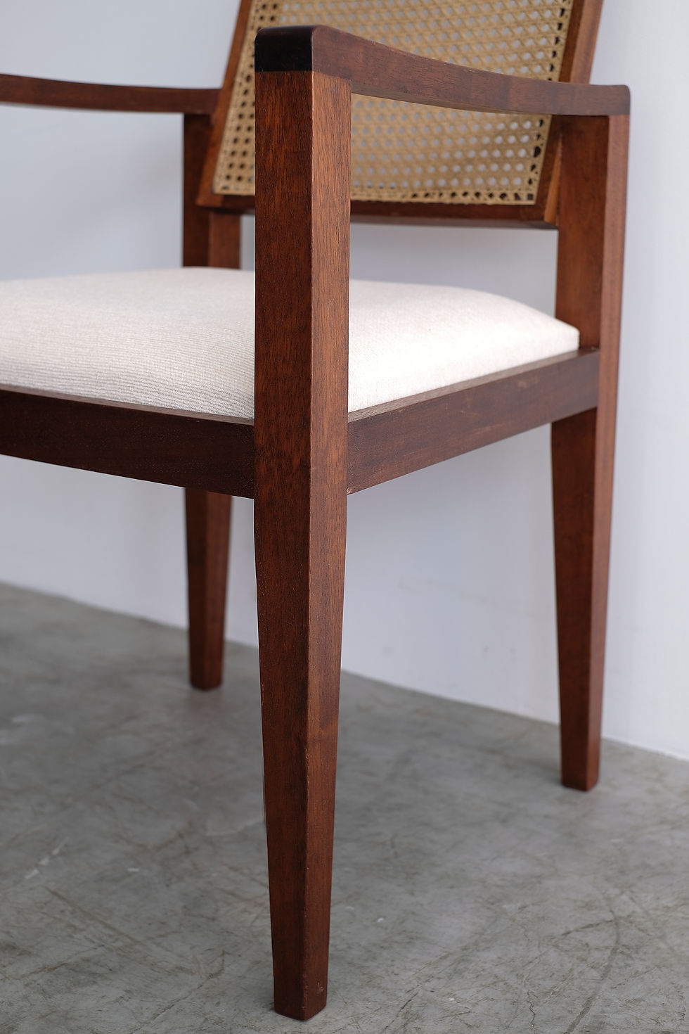 サムネイル： C-895 Emile Seigneur Chair
