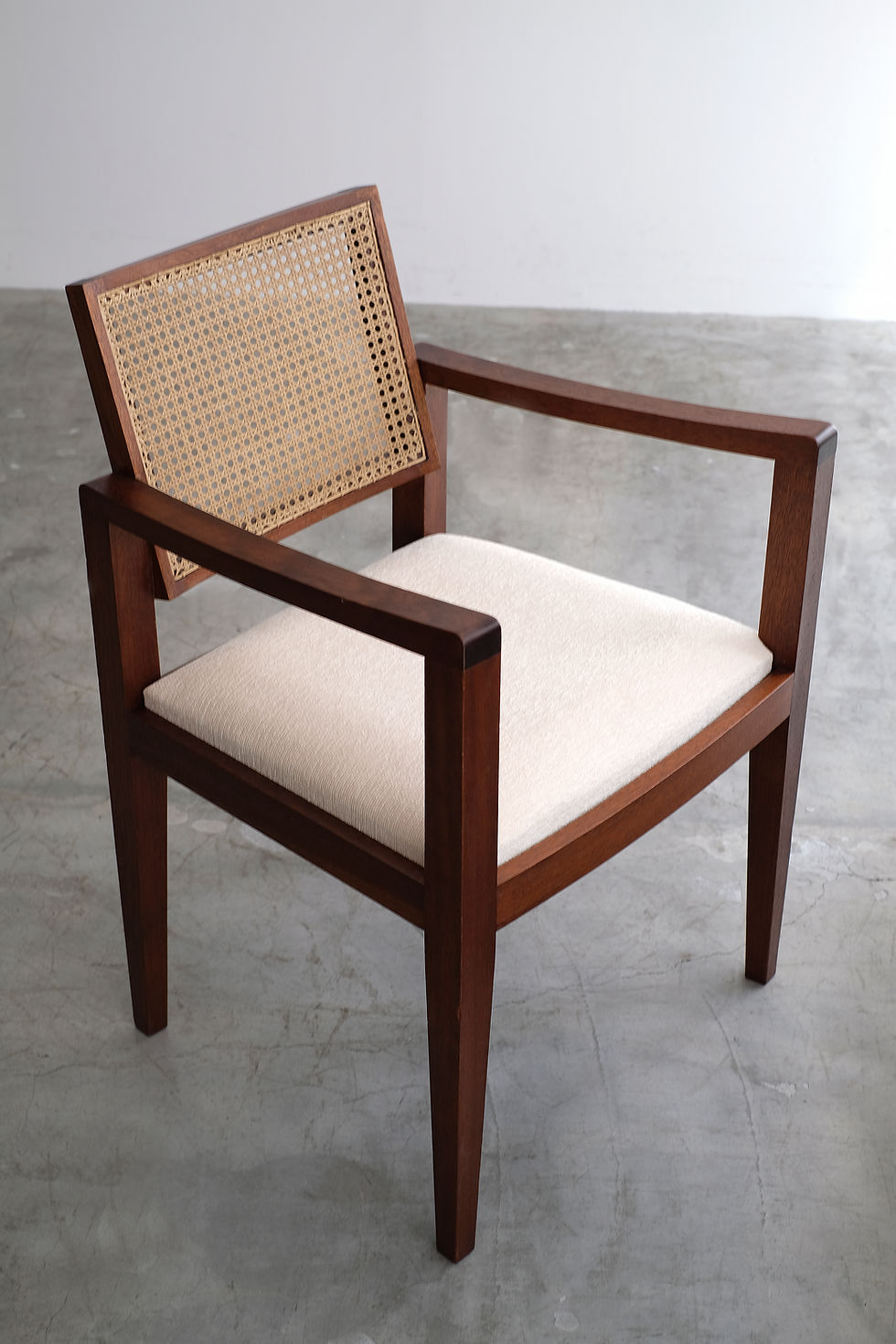 サムネイル： C-895 Emile Seigneur Chair