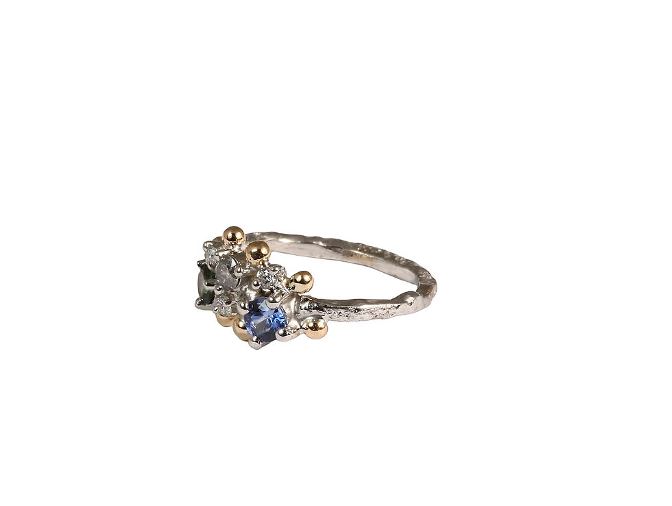 Thumbnail: Sleek structured gold ring