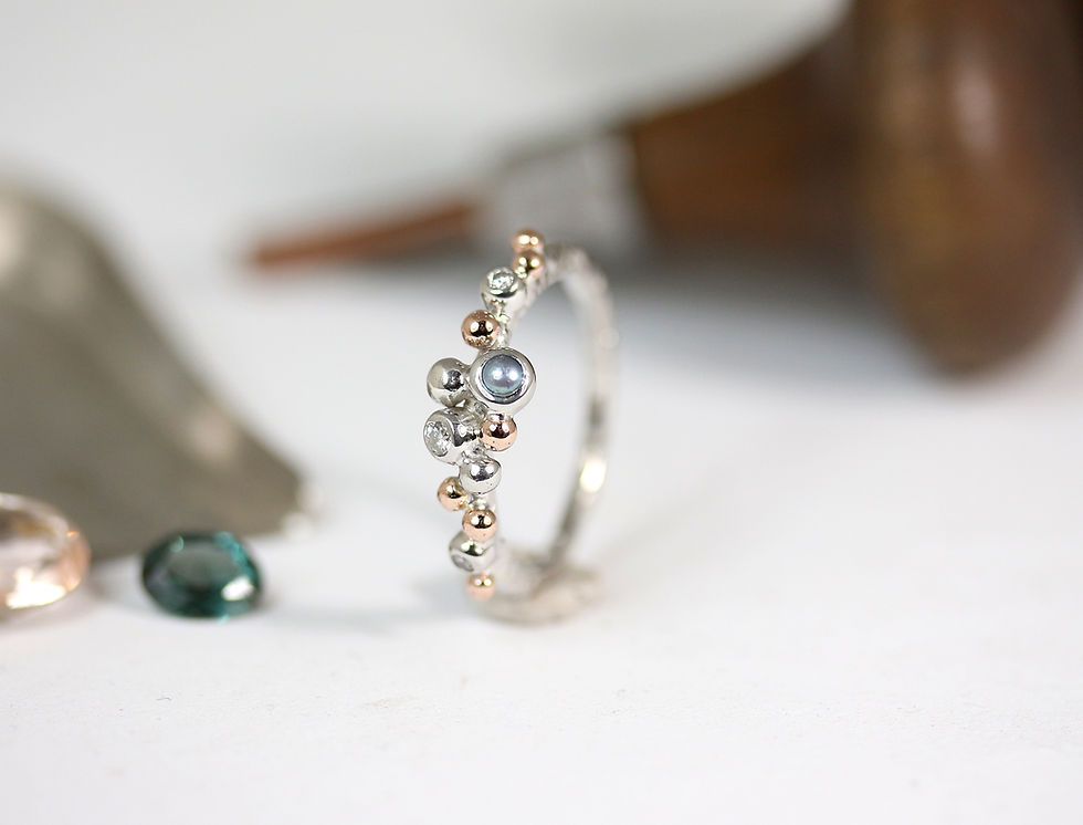 Srebro šepeta zgodbo lune, nežne in skrivnostne varuhinje čistosti ter miru.