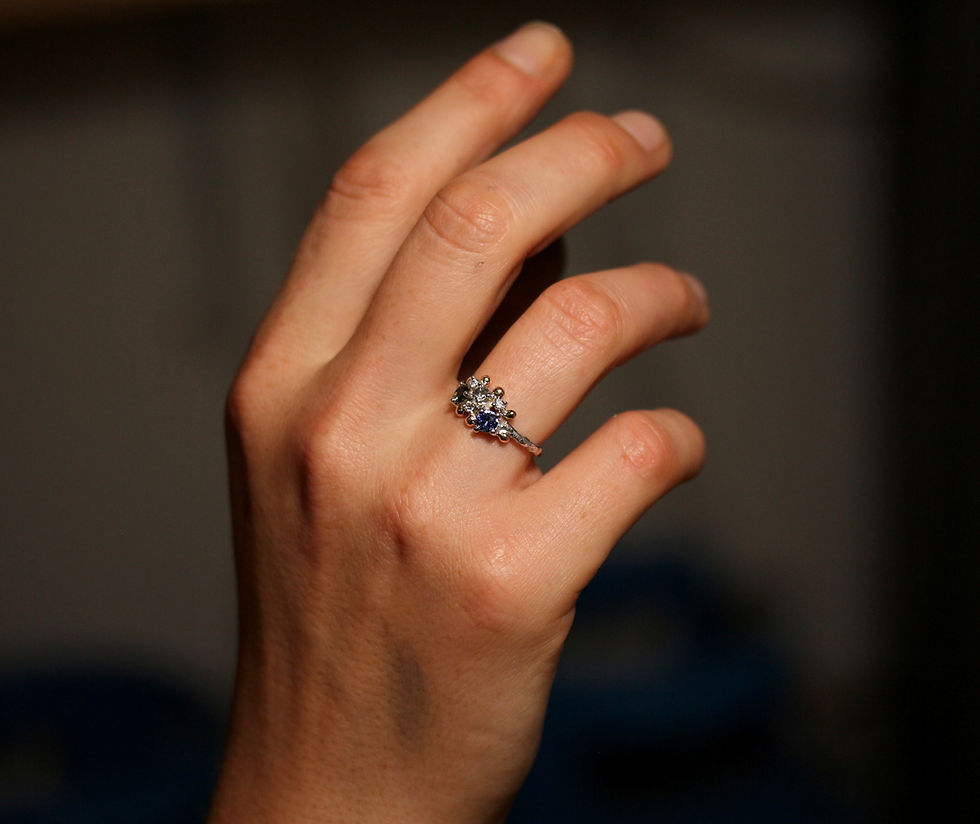 Thumbnail: Sleek structured gold ring