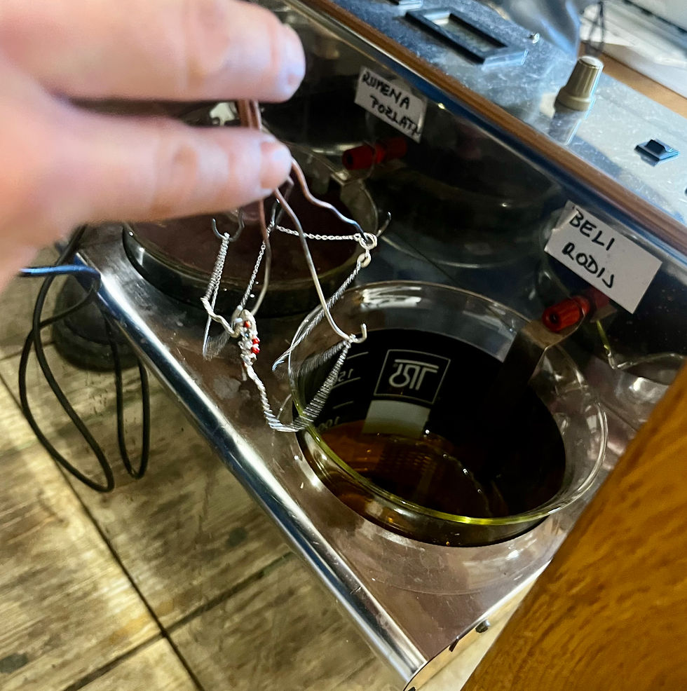 Verižico daje v beli rodij.