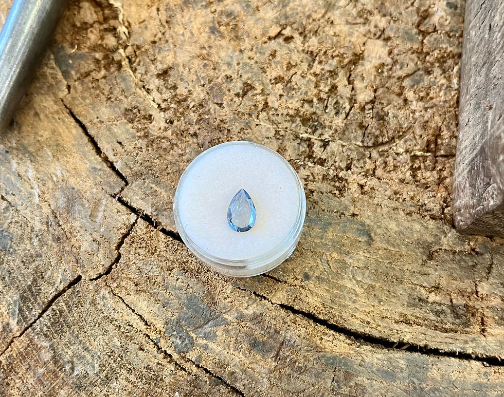 Nežen sivo-modri špinel ujame spokojnost in skrivnostnost večernega neba.