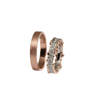 Wedding rings in red and white gold, women's ring has on half side Moissanites stones.