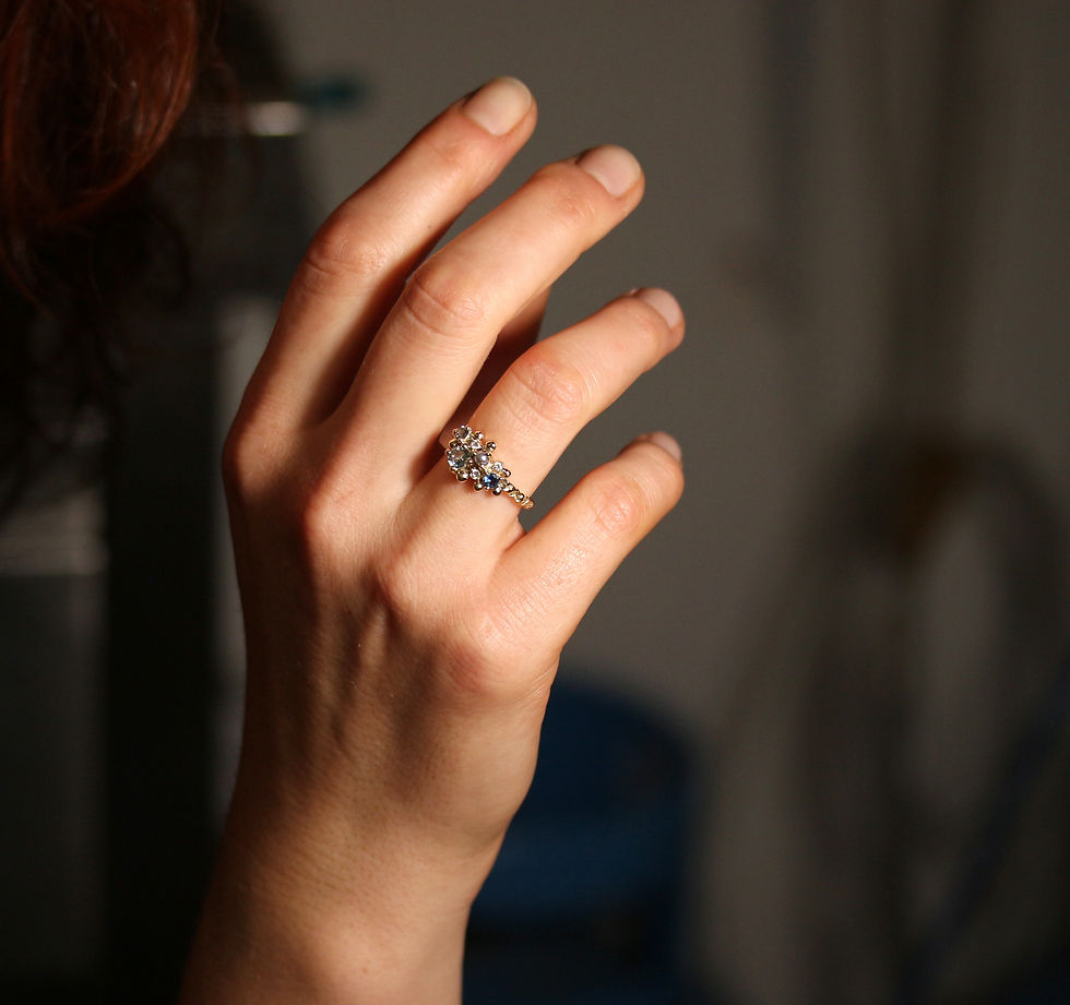 Thumbnail: Charismatic yellow gold ring with colorful gemstones
