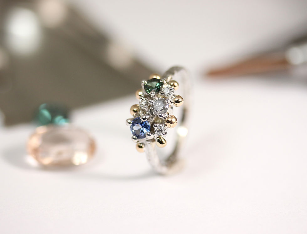 Thumbnail: Sleek structured gold ring