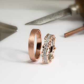 Wedding rings in red and white gold, women's ring has on half side Moissanites stones.