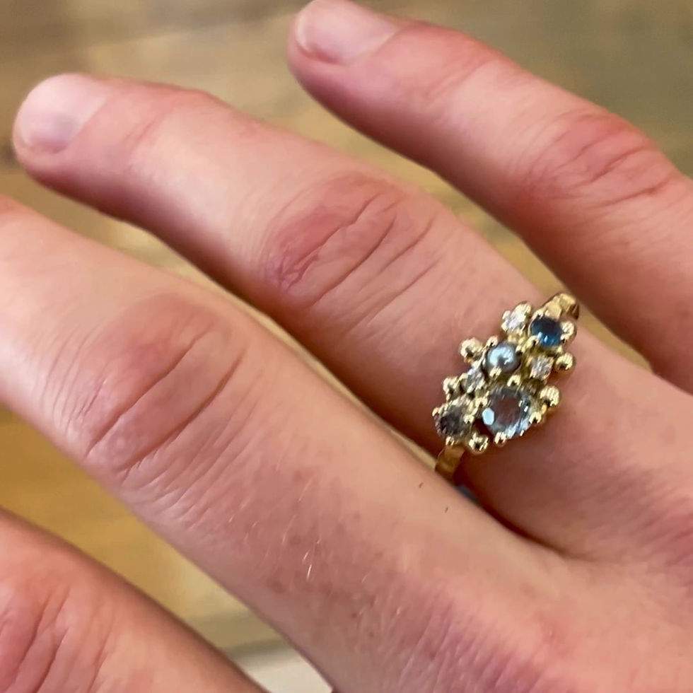 Thumbnail: Charismatic yellow gold ring with colorful gemstones