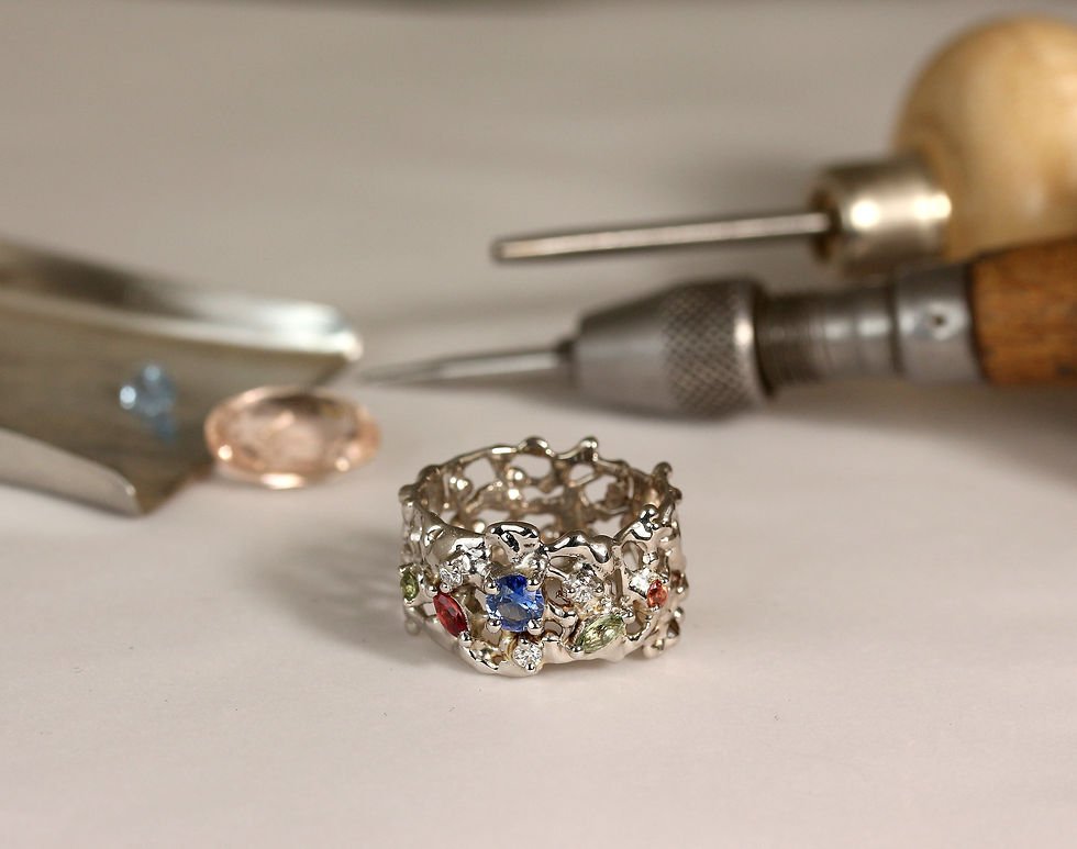 free_form_ring_in_white_gold_with_Sapphires