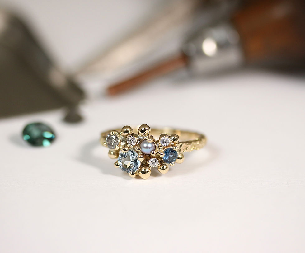 Thumbnail: Charismatic yellow gold ring with colorful gemstones