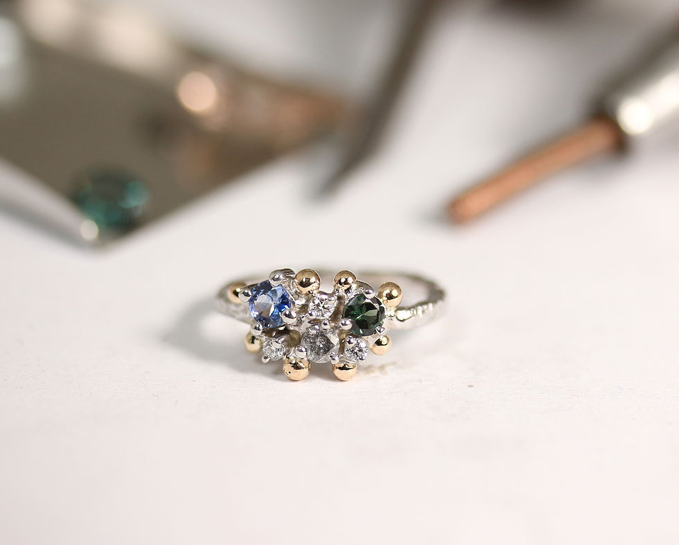 Thumbnail: Sleek structured gold ring