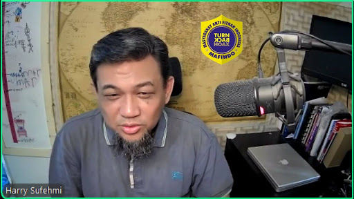 Harry Sufehmi, pendiri Masyarakat Anti Fitnah Indonesia (MAFINDO) saat diwawancarai secara daring. (Foto: Kelompok 4)