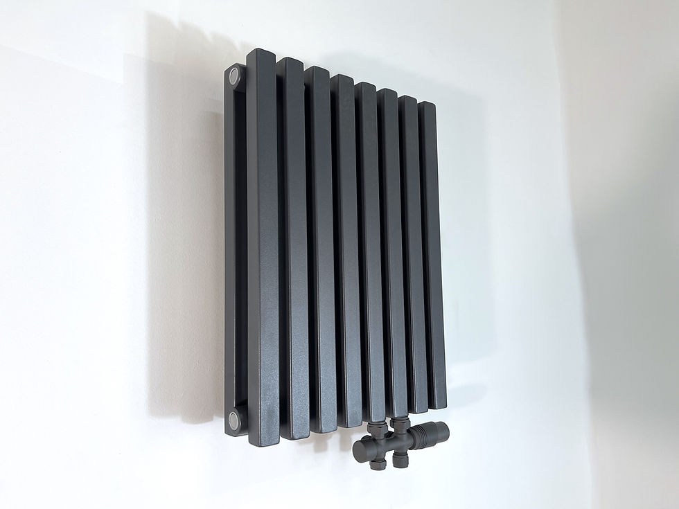 Миниатюра: melns radiators uz balta fona ar apaksas pieslegumu radiatoram