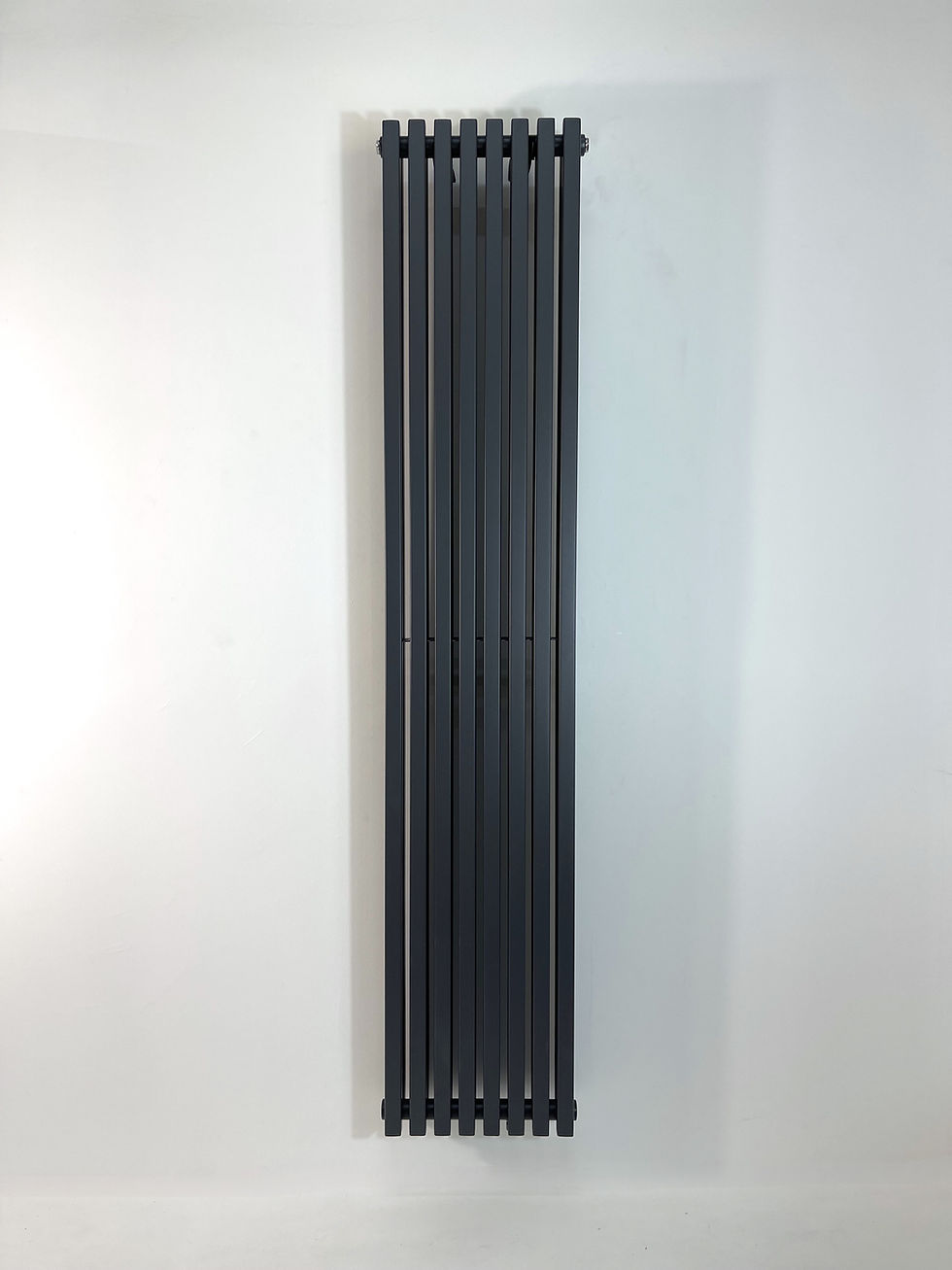 Миниатюра: vertikals terauda radiators uz balta sienas fona, radiatora krāsa ral 9016