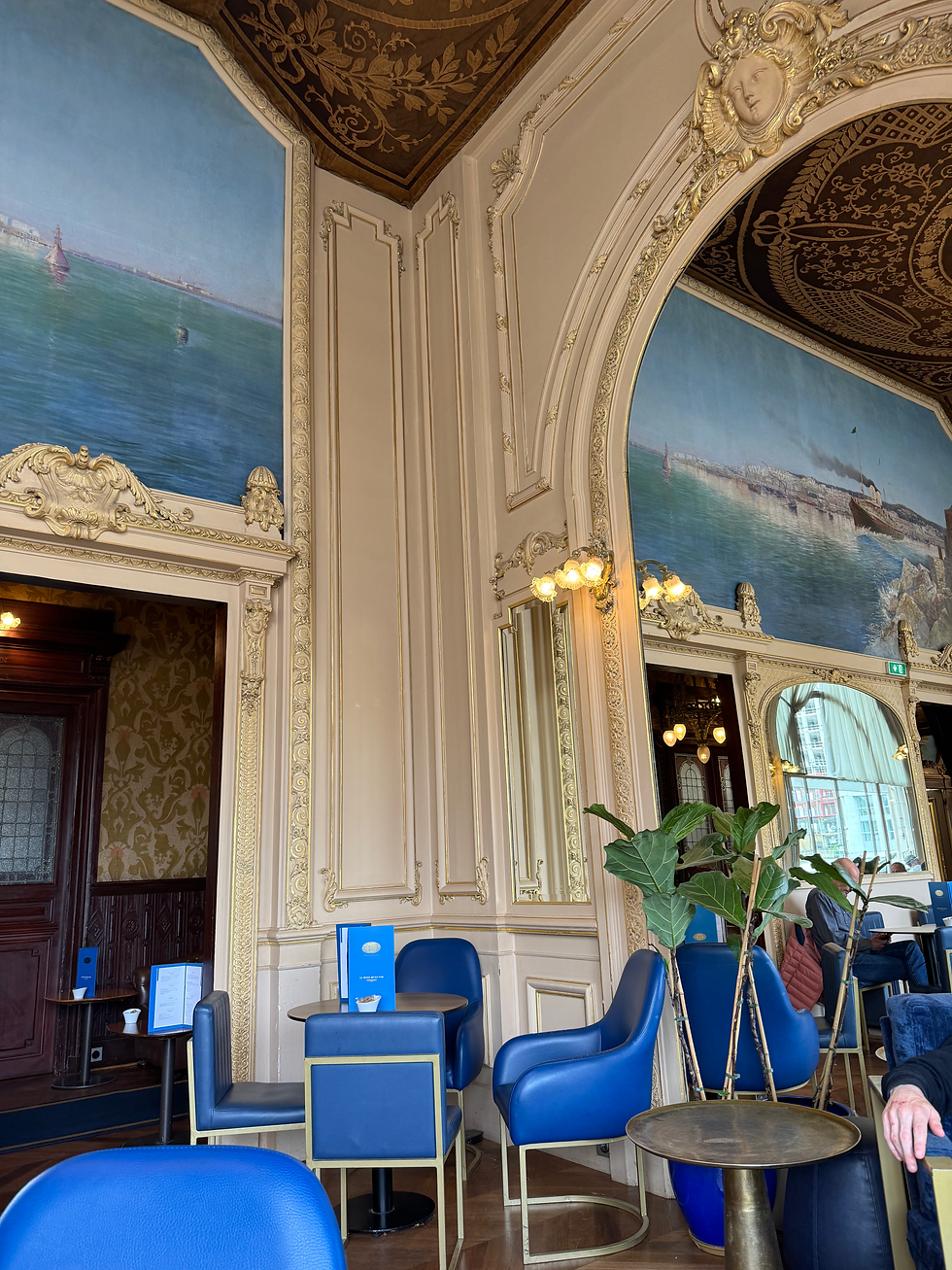 Le Train Bleu seating