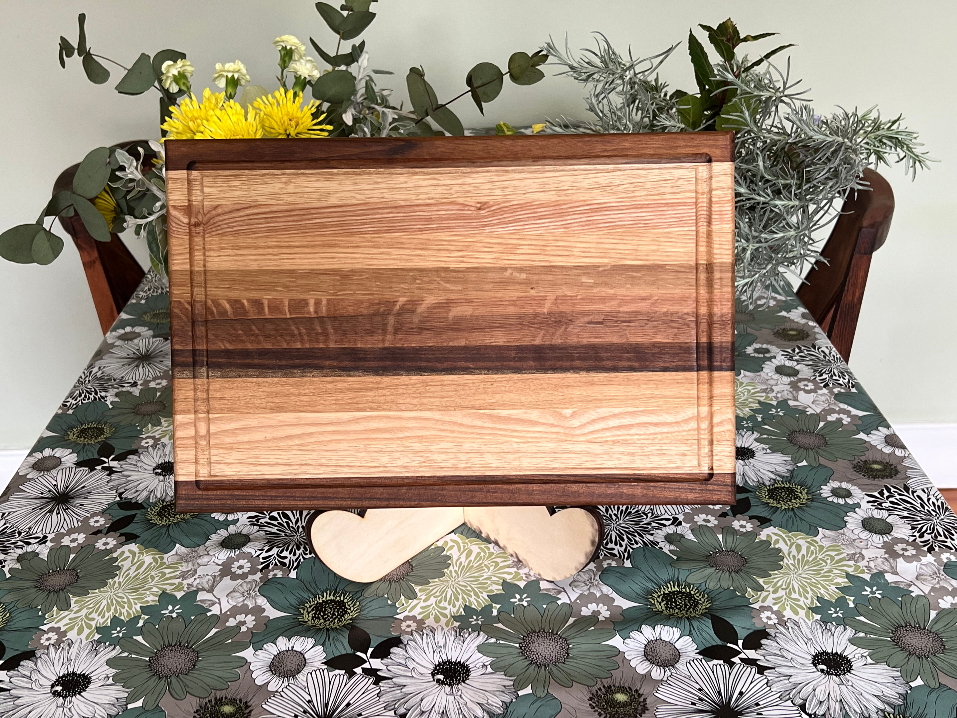 Chopping board with grooves