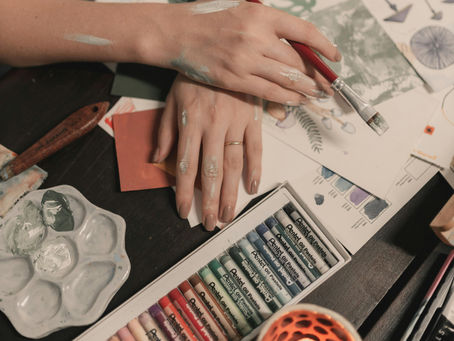 A experiência de assinar arte: afeto renovado a cada mês