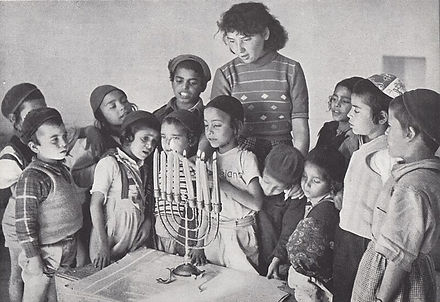 הדלקת נרות בגן ילדים במעברה - שנות ה-50.jpg