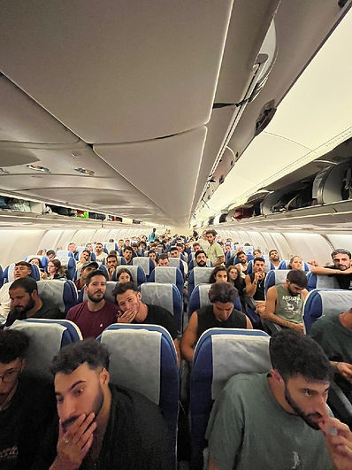 אוקטובר 2023 - ישראלים שקיבלו צו 8 - במטוס לישראל.jpeg