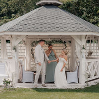 Überraschung für die Braut: Die Braut dreht sich überrascht zur Traurednerin, der Bräutigam grinst zufrieden - gelungen!