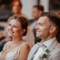 strahlendes Brautpaar während der freien Trauung