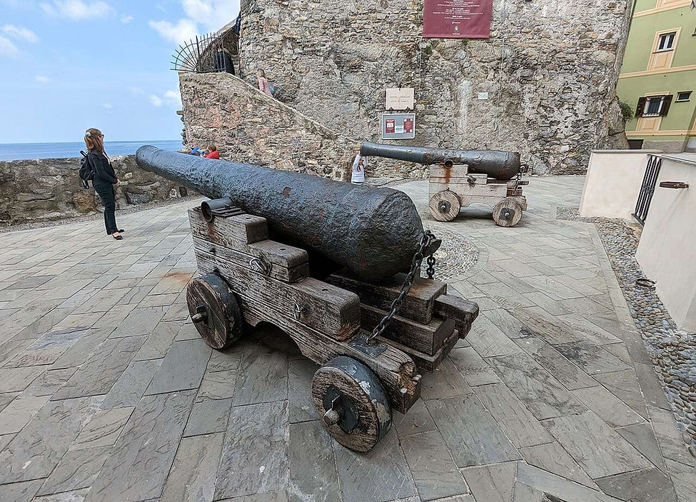 Camogli Castello della Dragonara Kanonen auf hölzernen Lafetten - Bild von Wikipedia.jpg