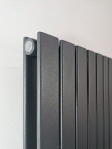 Миниатюра: Dizaina radiators antracīta krāsas vertikāls leņķa skatā uz sienas