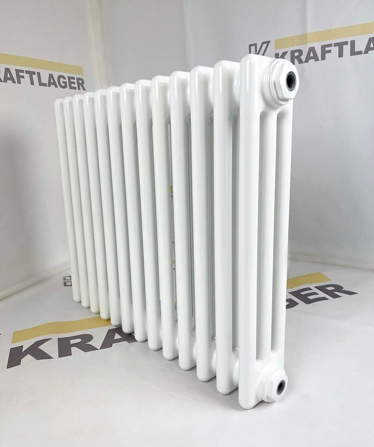Dizaina radiators horizontāls balts trīskolonnu leņķa skatā