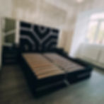 Pat negru matrimonial elegant tapitat cu catifea si insertii aurii, cu oglinzi si noptiere