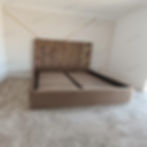 Un pat dublu tapitat de catifea, cu decor auriu si linii fine, ideal pentru dormitor matrimonial in stil glam.