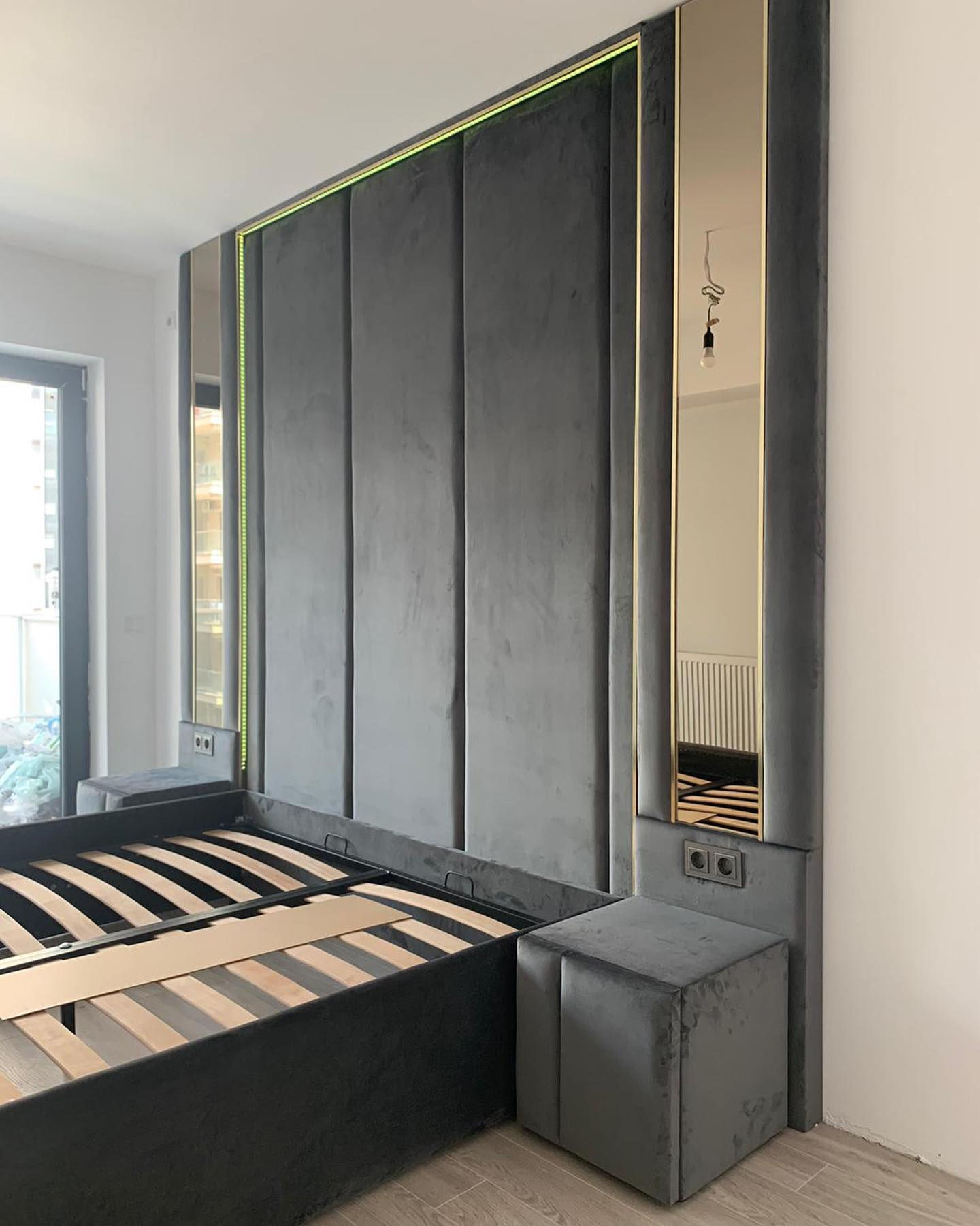 Set dormitor la comanda cu pat tapitat iluminat cu led, noptiere si oglinzi. Design modern si luxos