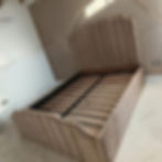 Pat dublu cu somiera si spatiu de depozitare, tapitat catifea bej, decorat cu tinte aurii. Design elegant, glam, dar modern