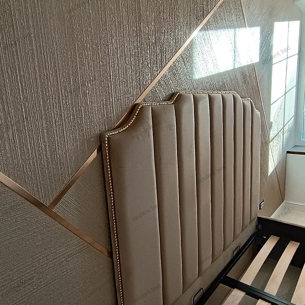 Tablie de pat decorata cu tinte aurii, tapitata cu catifea bej si cusaturi in linii drepte