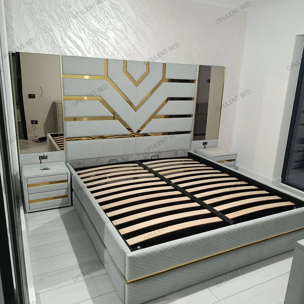 Miniatură: Pat crem matrimonial elegant tapitat cu catifea si insertii aurii, cu oglinzi si noptiere