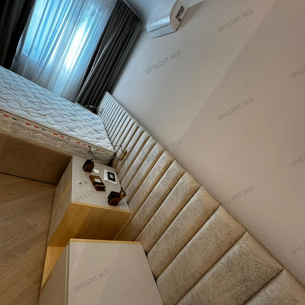 Pat dublu tapitat cu catifea crem, cu tablia lunga si lata si model cu linii