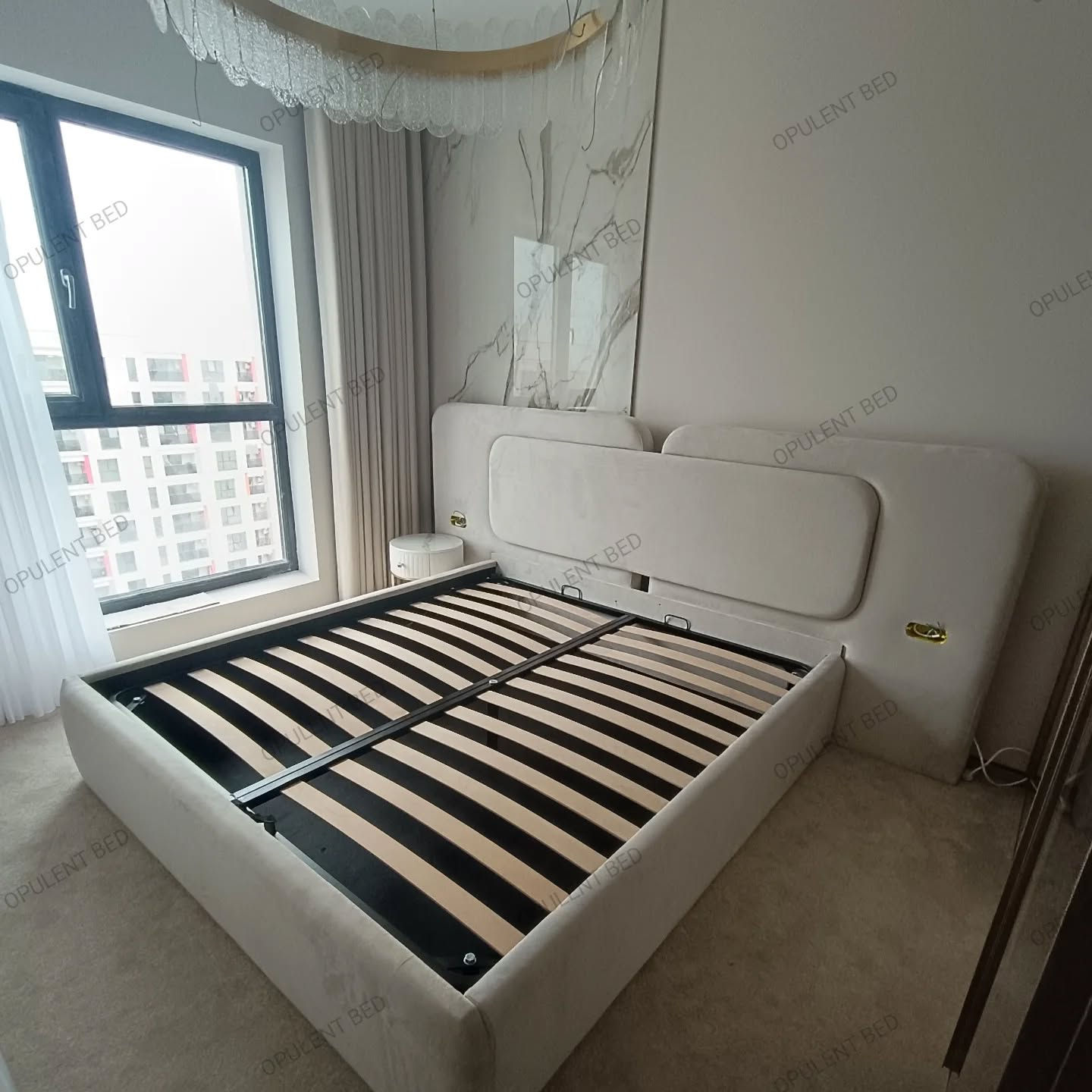 Pat dublu tapitat bej din boucle in stil nordic, minimalist contemporan. Include somiera si spatiu de depozitare.