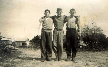 אני והחברים מוטי שרוליק ואילן.jpg