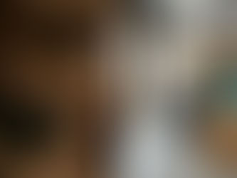 a sinistra un lavoratore che lavora al computer accasciato sul divano, a destra un lavoratore attento e produttivo su una scrivania in un ambiente lavorativo ma biofilico e piacevole